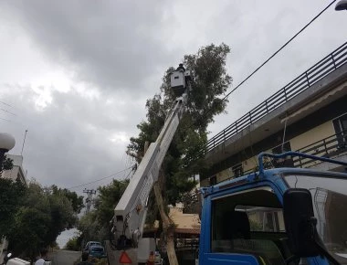 Άγιο είχαν στην Πάτρα: Αποκολλήθηκε στέγη αλουμινιίου λόγω σφοδρών ανέμων- Ζημιές σε παρκαρισμένα οχήματα